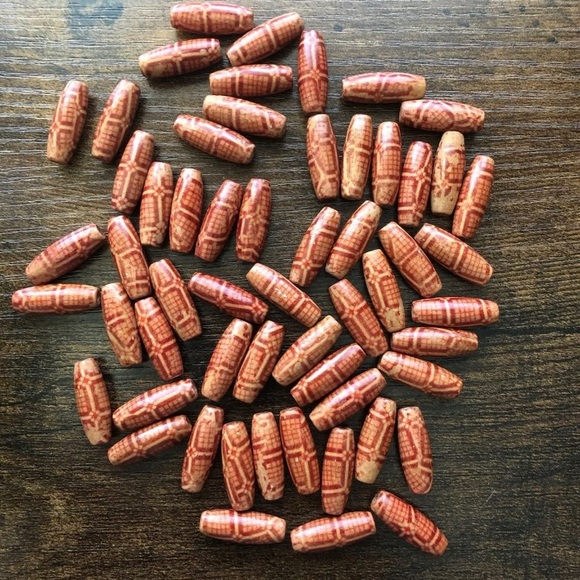 Craft Lot: Lightweight wood beads - Picture 2 of 2